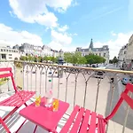 Le Castille D\'Or Elegant, En Face De L\'Hotel De Ville
