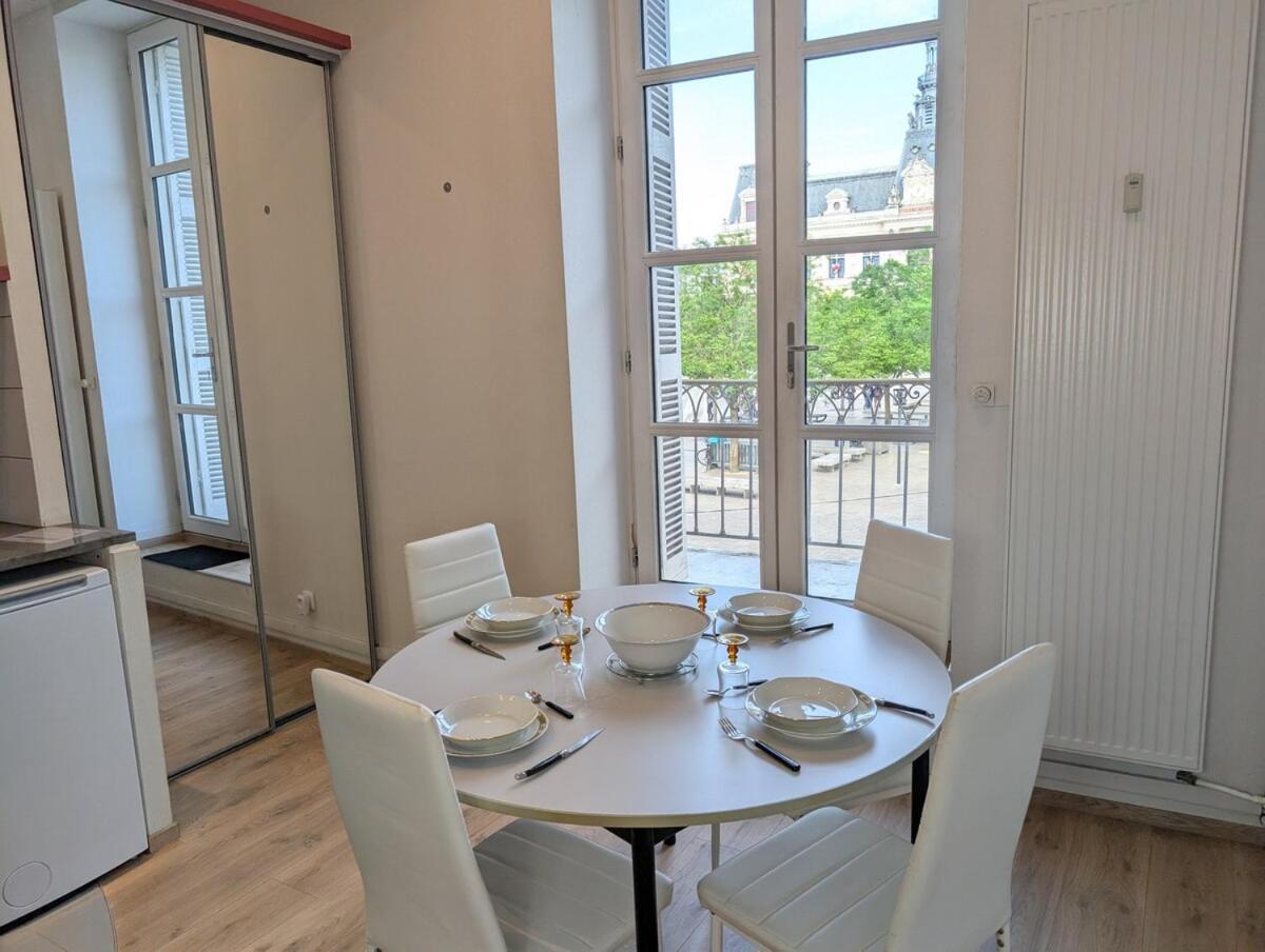Le Castille D'or Elegant, En Face De L'hotel De Poitiers