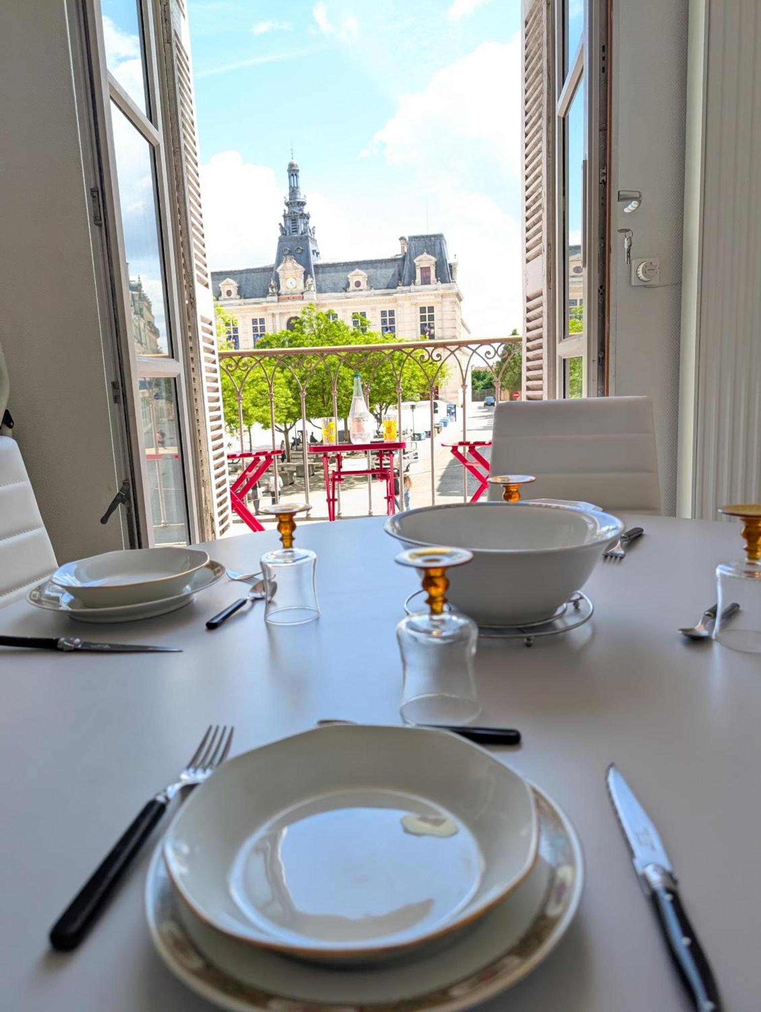 Le Castille D'or Elegant, En Face De L'hotel De Poitiers